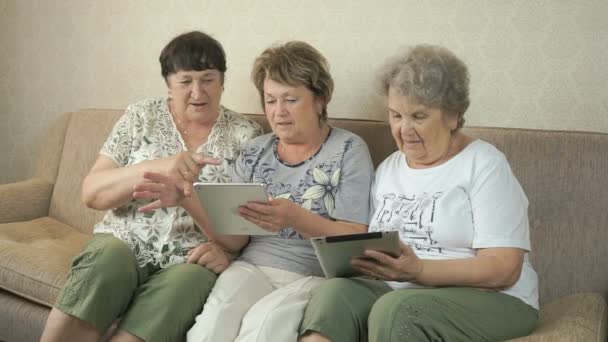 Mulheres segurando os comprimidos digitais de prata — Vídeo de Stock