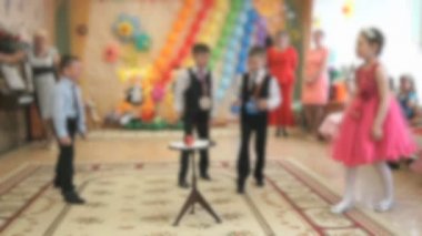 Üç erkek ve bir kız bir fikri oyna