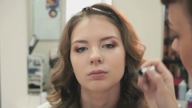 Genç manken için makyaj yapma makyaj sanatçısı