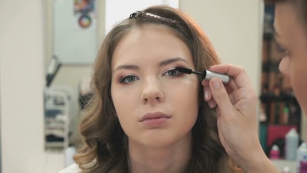 Wizażystka, Dokonywanie makijaż dla dziewczyny — Wideo stockowe