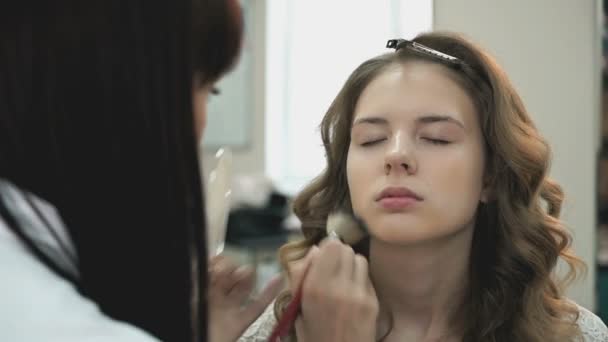 Mooie bruid krijgt een professionele make-up — Stockvideo