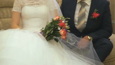 Gelin ve damat kanepede oturan