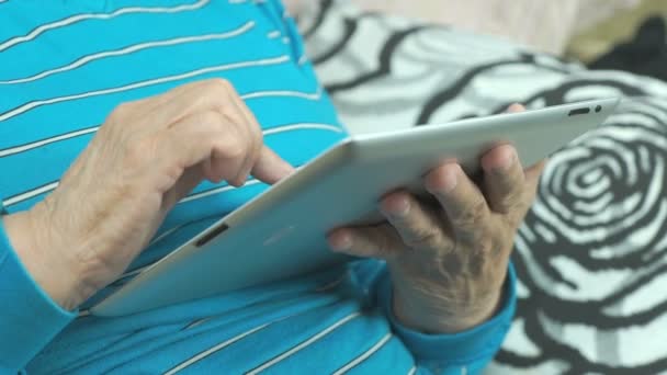 Літня жінка використовує комп'ютерний планшет — стокове відео