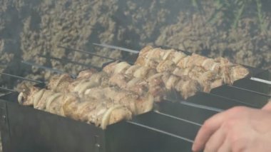 Kömürlerin üzerinde metal şiş üzerinde domuz eti yemek