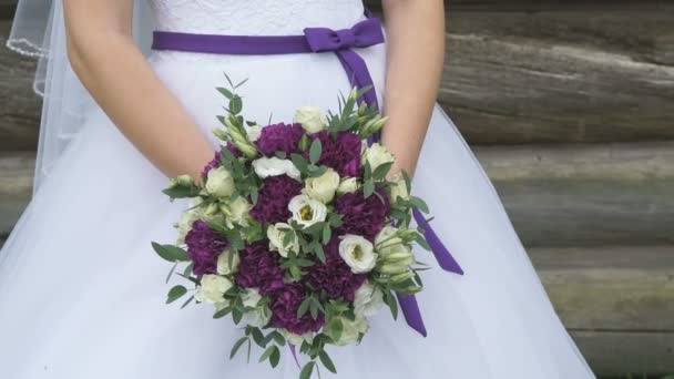 La mariée tenant un bouquet de mariage — Video