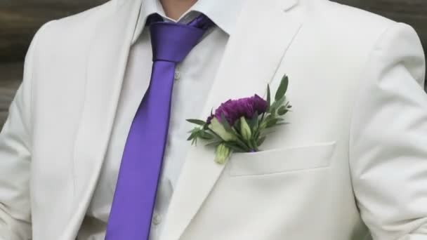 The groom dressed in a white suit with purple tie — Stock Video