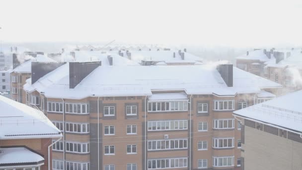 A füstöt, a kémények, egy öt emeletes bentlakásos otthon télen — Stock videók