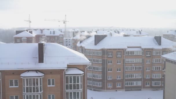 El humo de las chimeneas de una casa residencial de cinco pisos en invierno — Vídeos de Stock