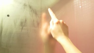 Kız bir gülümseme sisli ayna çizim bir parmak çizer