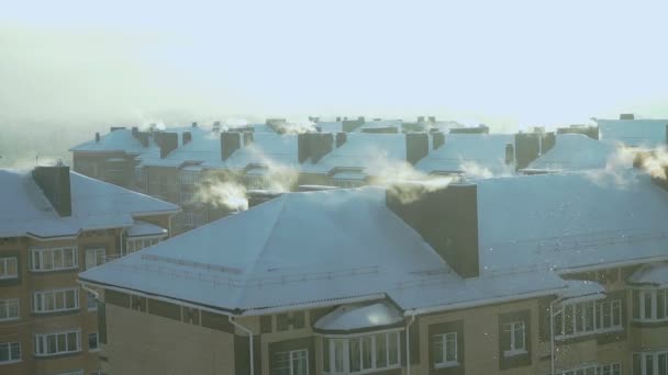 El humo de las chimeneas de una casa residencial de cinco pisos en invierno — Vídeo de stock