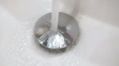 güçlü bir dere su musluk