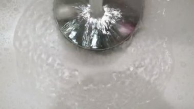 güçlü bir dere su musluk