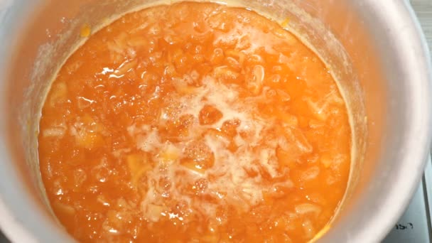 Preparation of pumpkin jam on the hob in a saucepan — Stock Video