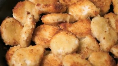 Meyilli kızarmış tavuk eti nuggets tava pişirilir