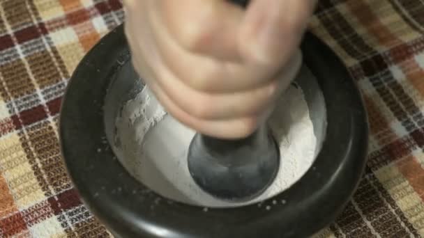 Mortar for grinding eggshells. Extraction of calcium. — Stock Video