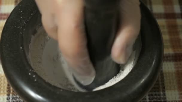 Mortar for grinding eggshells. Extraction of calcium. — Stock Video
