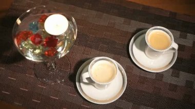 Yanan Mum dağınık değerli taşlar. Ttwo bardak güzel aromatik kahve