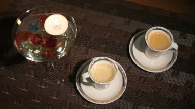 Yanan Mum dağınık değerli taşlar. İki bardak güzel aromatik kahve