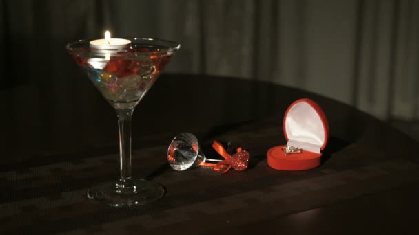 Bougie brûlante en verre avec pierres précieuses. Bague de fiançailles . — Video