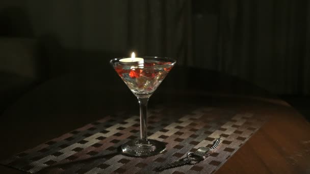 Αναμμένο κερί σε ποτήρι με πολύτιμους λίθους. Έσβησε τα κεριά. Απογοήτευση. — Αρχείο Βίντεο