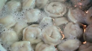ev yapımı mantı kaynar su ile bir tavada pişirilir