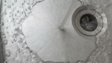 çelik bir lavaboda musluk gelen su akışı