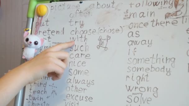 Doigt l'enfant pointe vers les mots anglais sur le tableau — Video