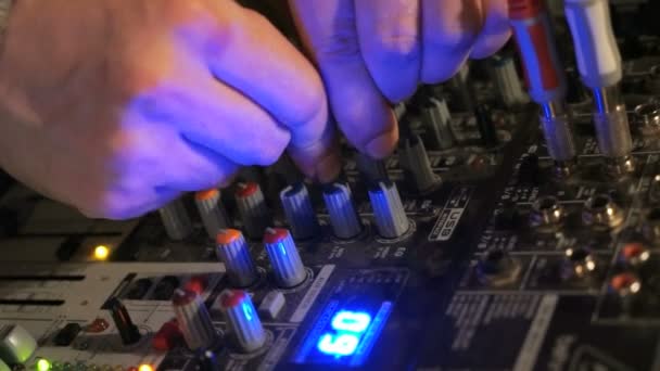 DJ arbeitet am Mischpult. Handverstellbares Audio-Mischpult — Stockvideo