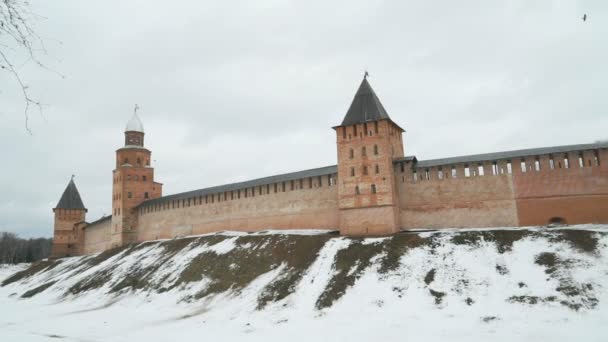Antiguas torres del Kremlin de Novgorod, Veliky Novgorod, Rusia — Vídeo de stock