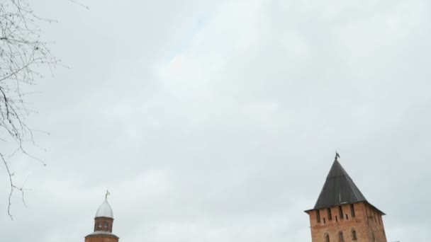 Oude torens van novgorod kremlin, veliky novgorod, Rusland — Stockvideo