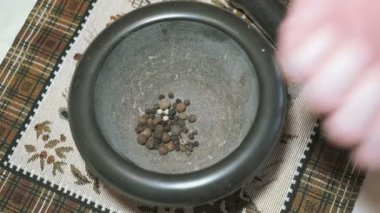 Bir taş havanda öğütülmüş karabiber