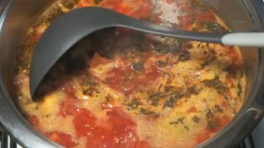 Pancar çorbası ile çelik tavada fırında yemeğim var. Borsch hazırlanıyor