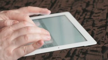 Tablet bilgisayarınızı kullanarak adam okur