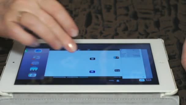 La donna controlla un tablet usando le mani — Video Stock