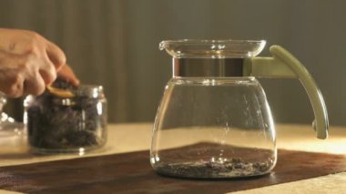 Bir cam çaydanlık kipany çay demleme