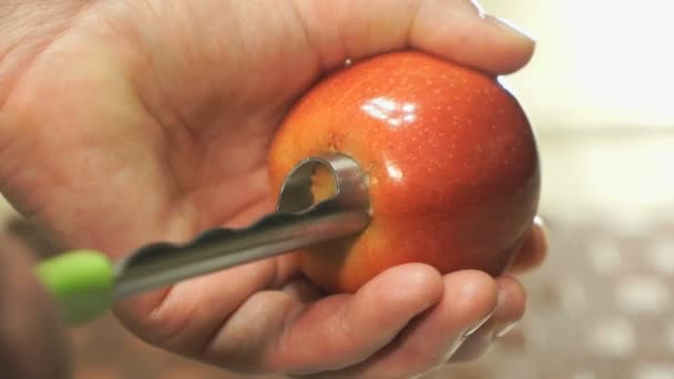 Процесс извлечения сердцевины из яблока — стоковое видео
