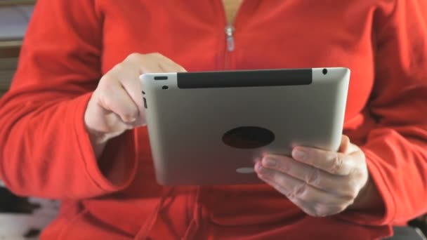 Woman communicates with relatives in the chat using a digital tablet — Stock Video