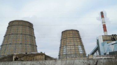 Endüstriyel Tesis borulardan duman çıkıyor