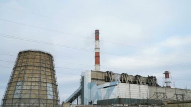 Endüstriyel Tesis borulardan duman çıkıyor