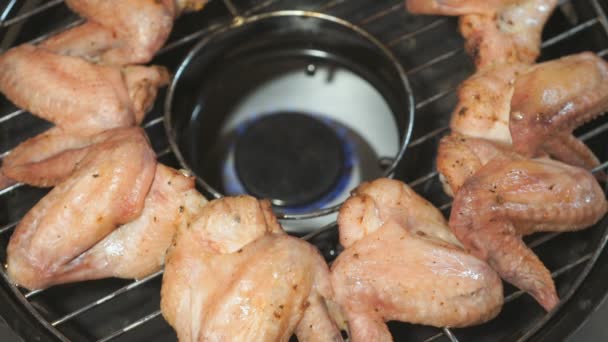 Freír alas de pollo en una parrilla de gas — Vídeos de Stock