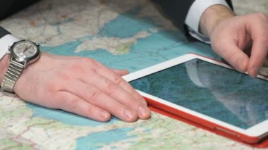 İş adamı dijital tablet kullanma hava tarar