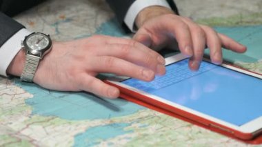 İşadamı bir tablet kullanarak rapor yazıyor. Portre