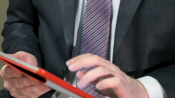Бізнесмен спілкується в чаті за допомогою планшета — стокове відео