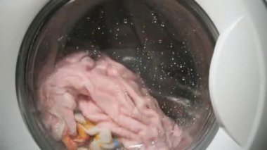 Çamaşır makinesi davul yıkama sırasında iç görünüm