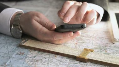 İşadamı eller akıllı telefon ile çalışma