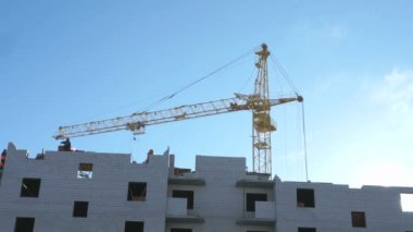 İnşaat vinç, işçi inşaatta çalışmak.