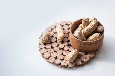 Beyaz arka planda soyulmamış fıstıklar.