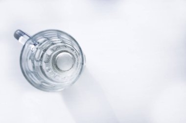 Cam kadehler beyaz arka plan