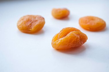 Beyaz arka planda kurutulmuş kayısı turuncu kayısı.