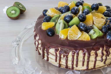 sünger kek meyve ve çikolata ile